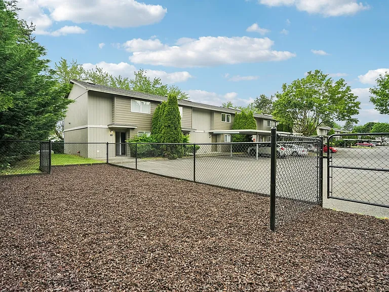 The Arch - Apartments & Townhomes — Photo 43