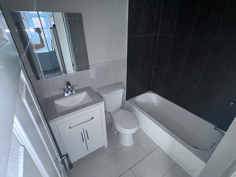 17 Earl St #2R — Photo 6