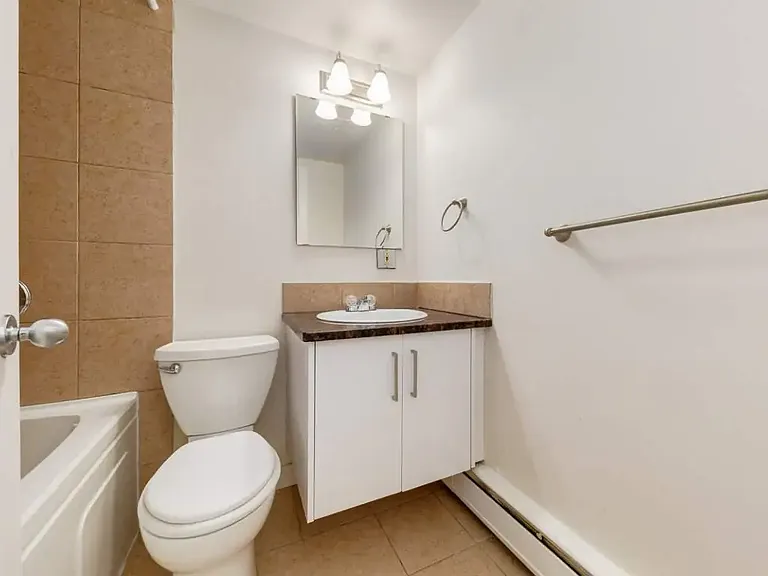 127 25th Ave SW #402 — Photo 6