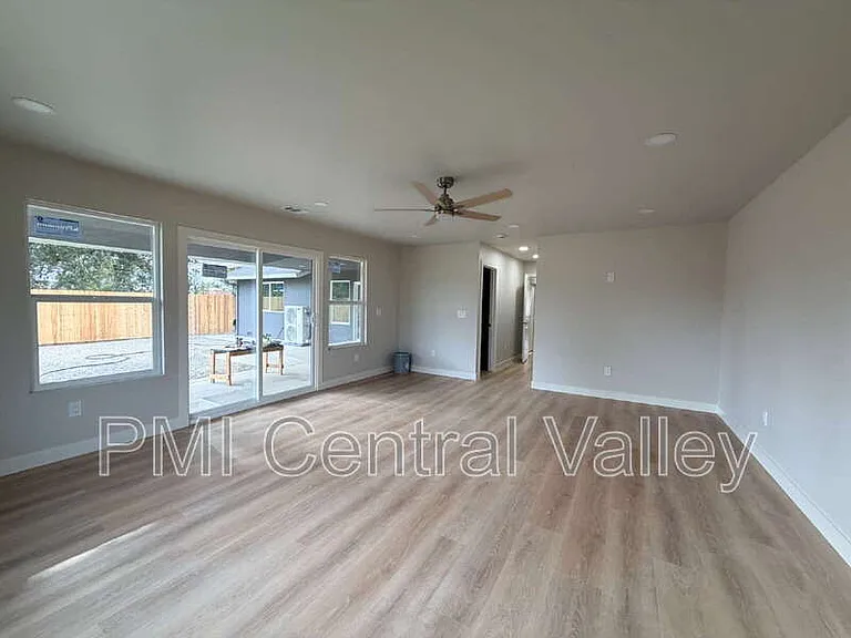 1710 Waverly Dr — Photo 32