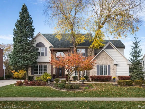 47740 Royal Pointe Dr, Canton, MI 48187