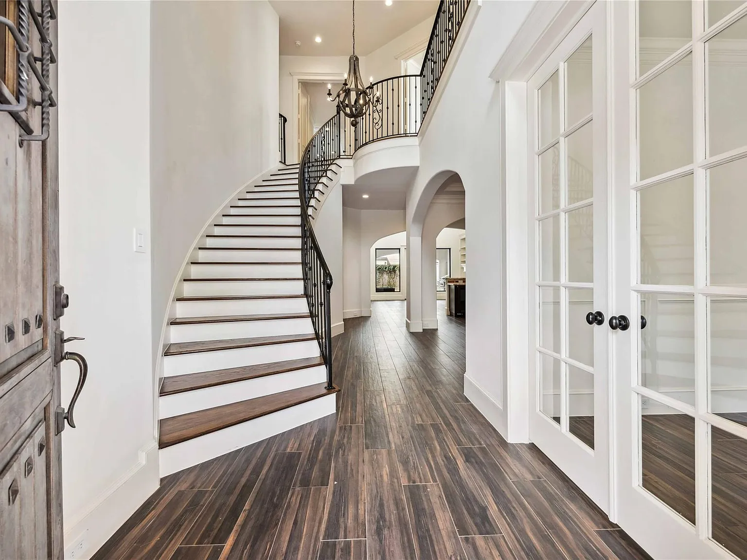 4 bed, 5.0 bath, 4398 sqft, $8,950 — Photo 3