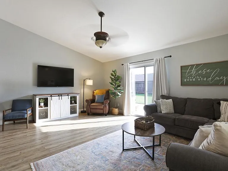 2423 W Corvina Ave — Photo 8