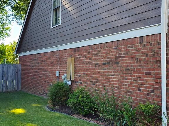 3rd image of 2033 Westbriar Dr