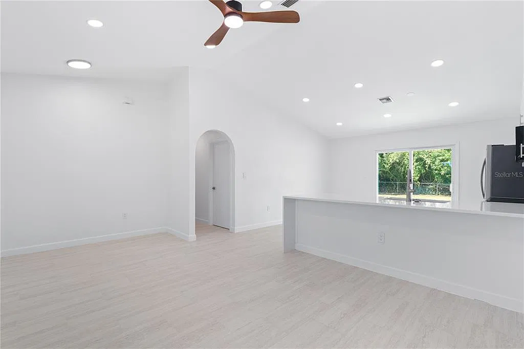 3 bed, 2.0 bath, 1283 sqft, $1,900 — Photo 4