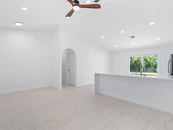 4th image of 20424 Calder Ave