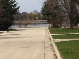 412 Meacham St, Mukwonago, WI 53149