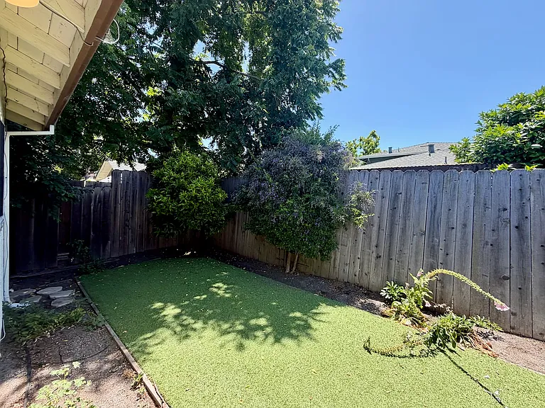 1582 Gordon St — Photo 11