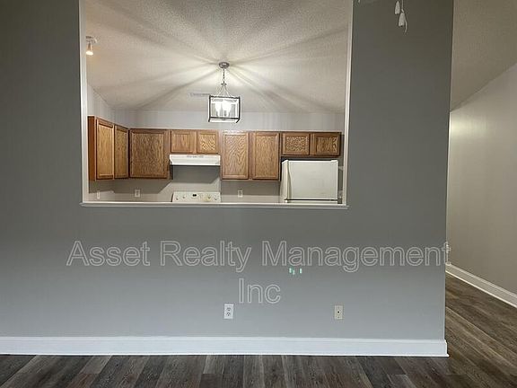4th image of 718 Graham Way