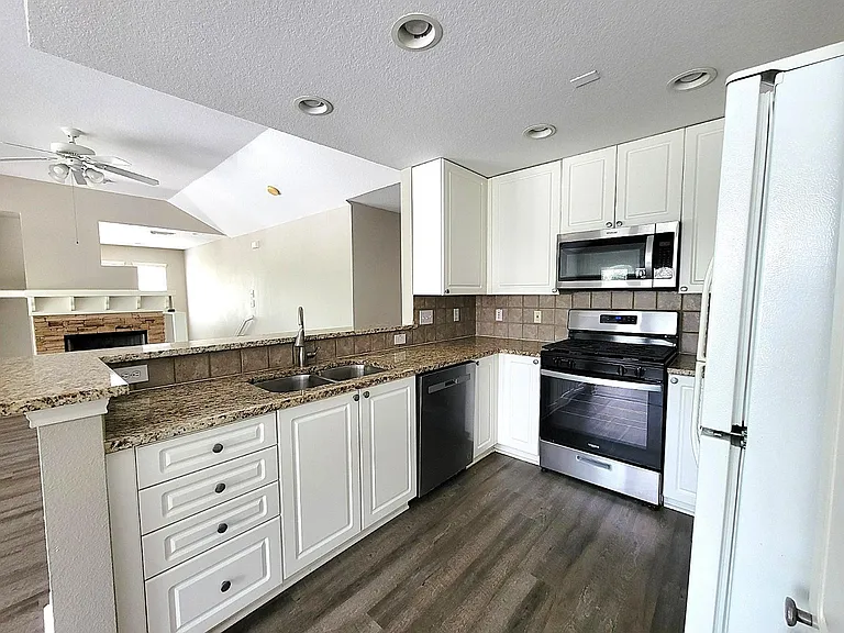 77 Woodlily Pl — Photo 9