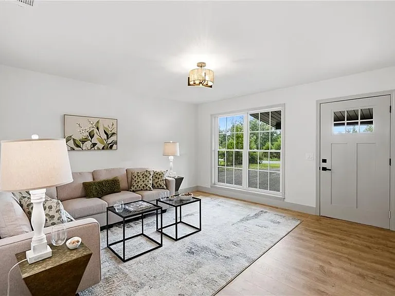 1079 Fairview Rd NW — Photo 4