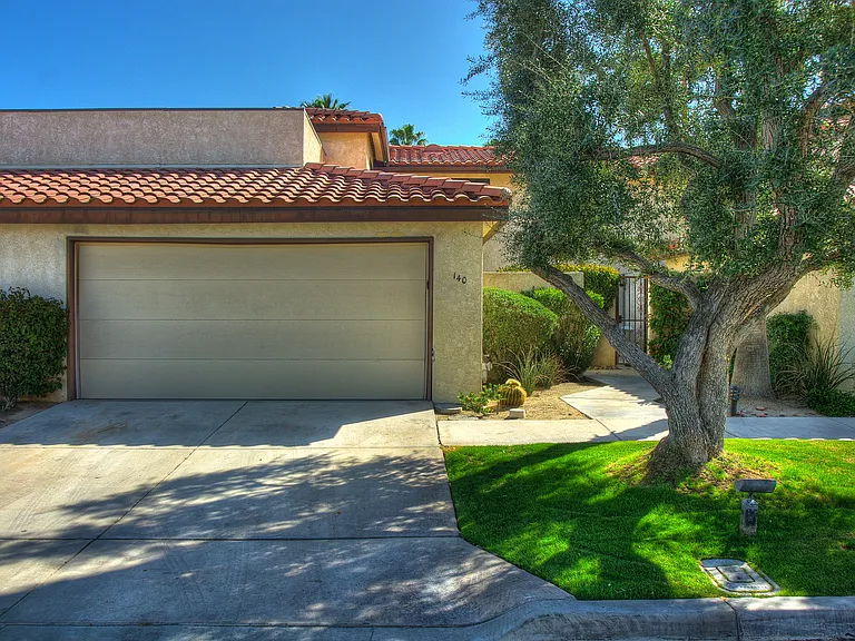 140 Willow Lake Dr — Photo 2