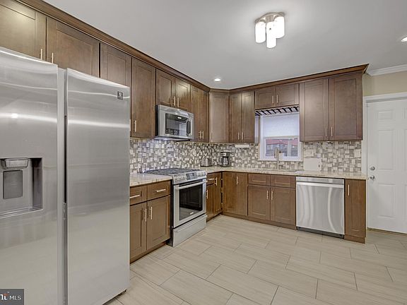 4th image of 1418 Montrose St
