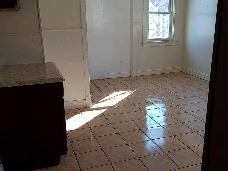 17-19 Windsor St #2 — Photo 14