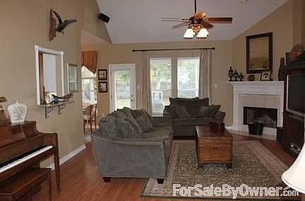 3rd image of 930 Crestwood Dr