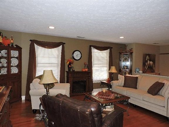 4th image of 3708 Mary Ann Dr