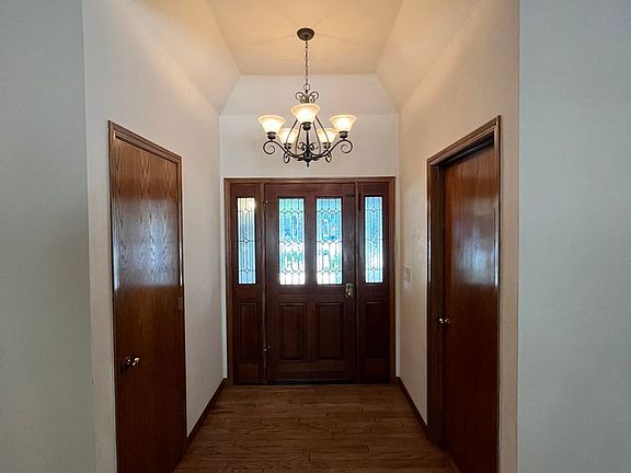 3rd image of 1914 S Oakhurst Ct