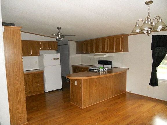5th image of 1121 Wagstaff Ln