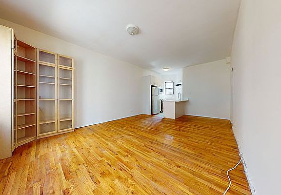 4th image of 204 W 81st St APT 52