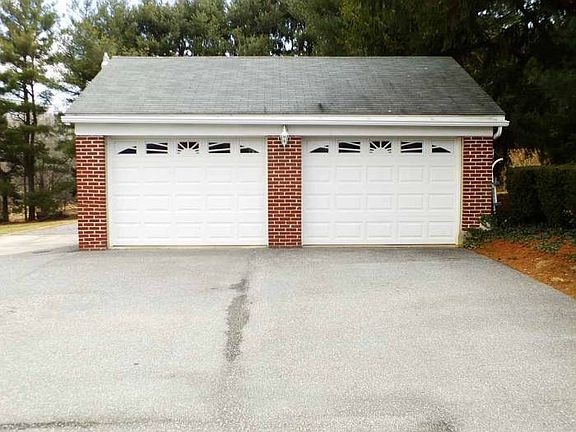 Detached 2-car Garage