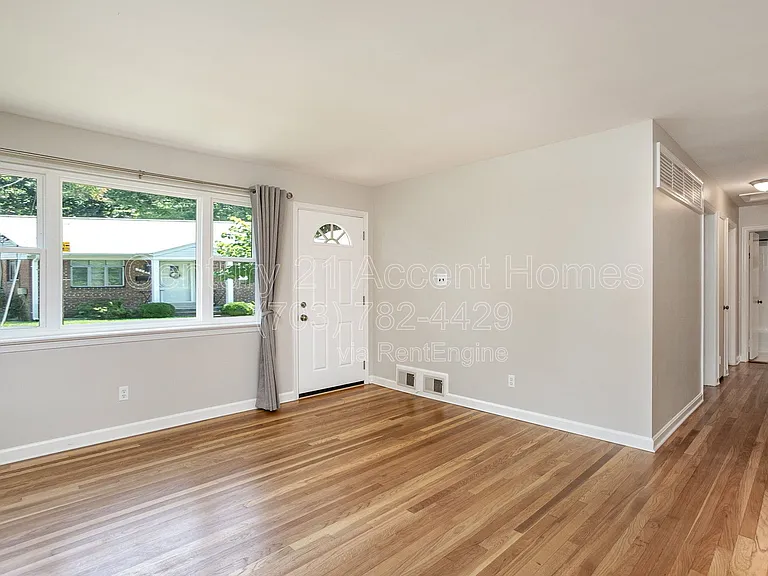 3233 Holly Hill Dr — Photo 6