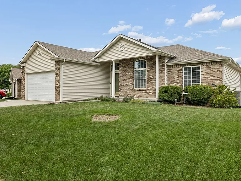 158 W Lombard Dr — Photo 2