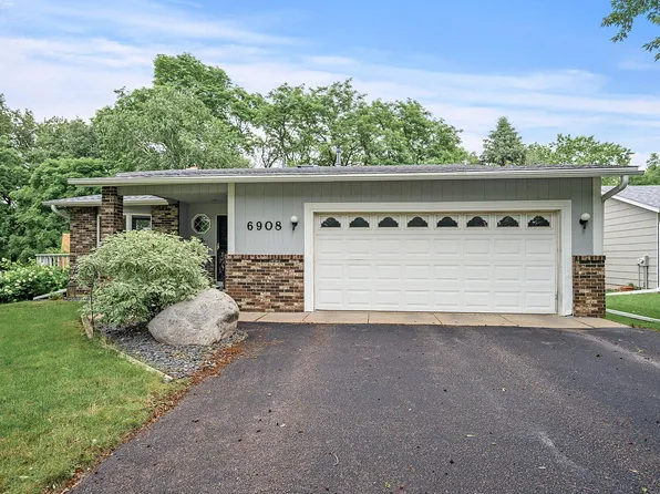 6908 27th St N, Oakdale, MN 55128