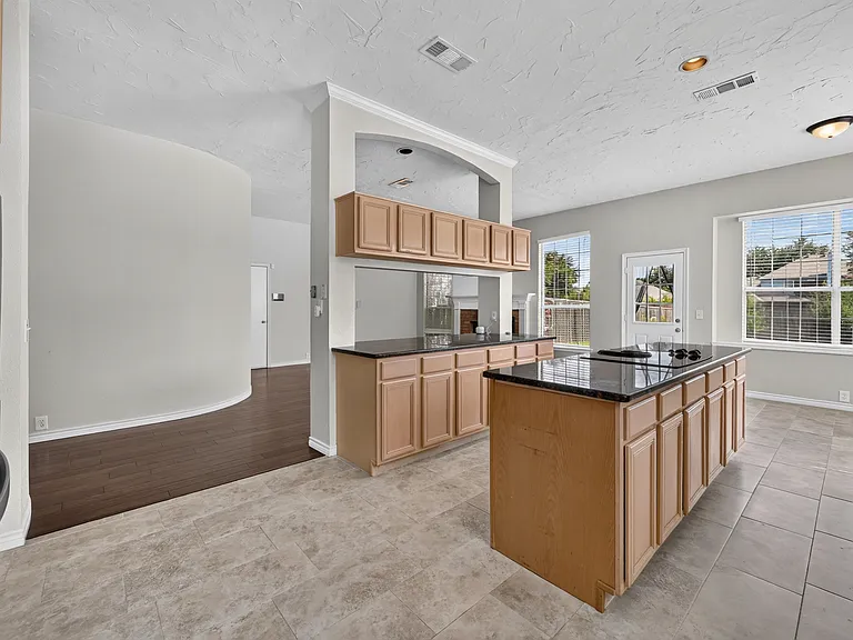 423 Halifax Dr — Photo 10