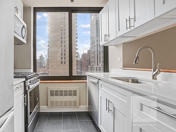5th image of 300 E 85th St APT 902