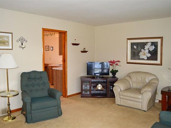 5th image of 5618 Northcote Ave