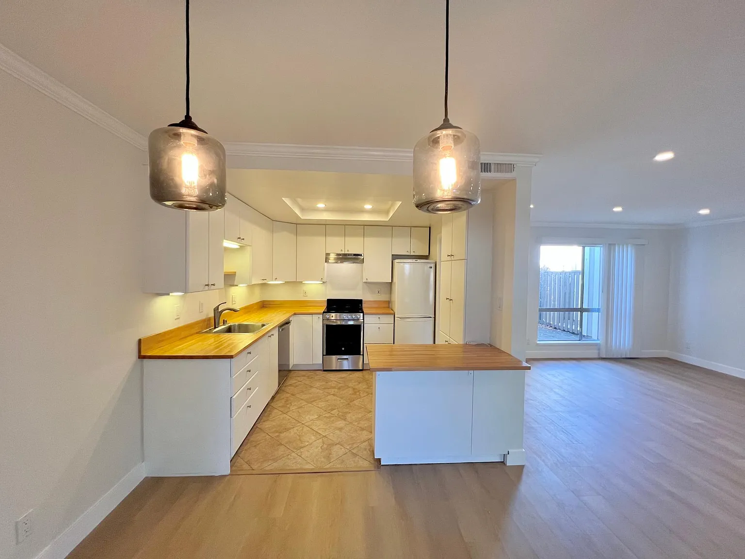 2 bed, 1.5 bath, 1320 sqft, $4,500 — Photo 4