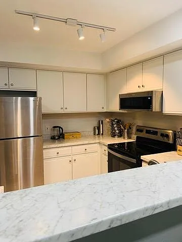2 bed, 1.5 bath, 1081 sqft, $2,400 — Photo 4