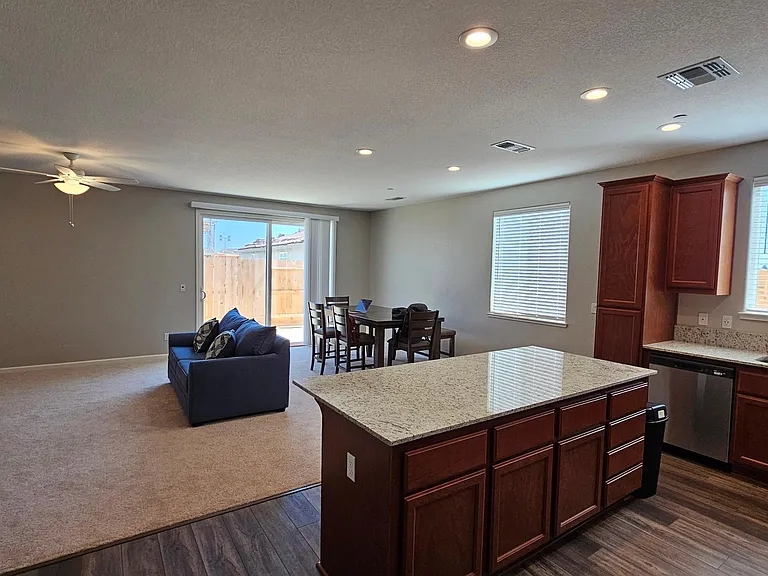 825 Kelsey Ct — Photo 13