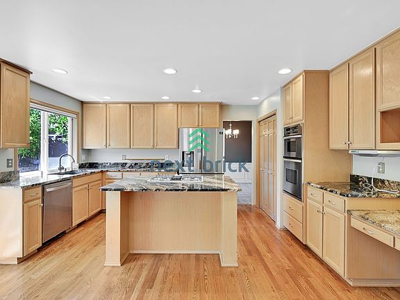 4th image of 1413 233rd Ave NE