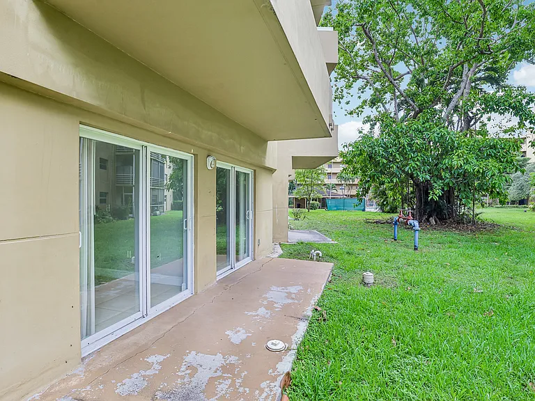 The Oaks Condominium — Photo 45