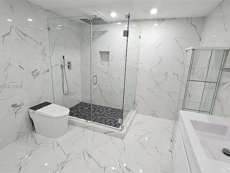 1861 NW North River Dr #11 — Photo 21