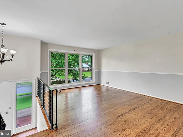 14715 Lock Dr — Photo 17
