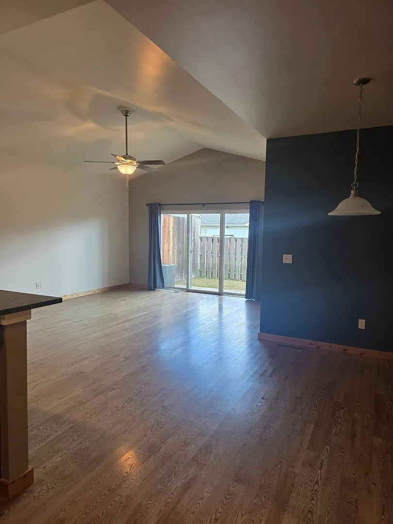 3 Bed 2 Bath with double attached garage in Four Corners — Photo 3