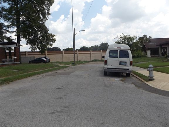 4th image of 1101 Greenlaw Ave