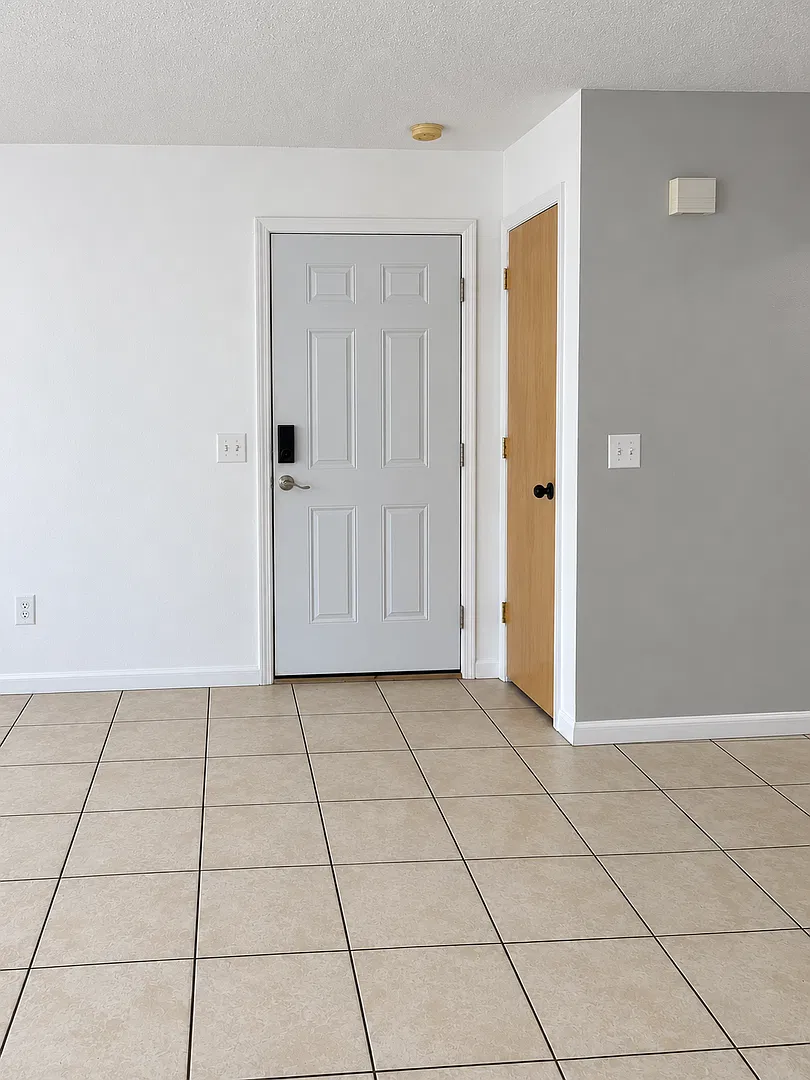 Ground Floor Spacious Condo in Gated Community — Photo 4