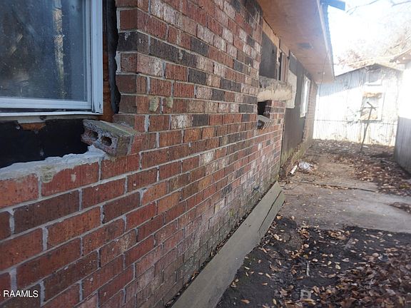 4th image of 824 Burr St