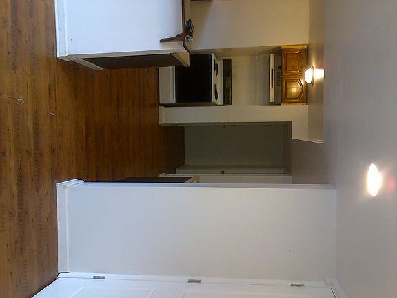 3rd image of 812 Patricia Dr