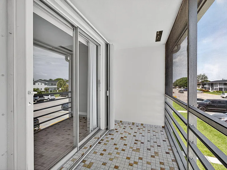 42 Easthampton B — Photo 19
