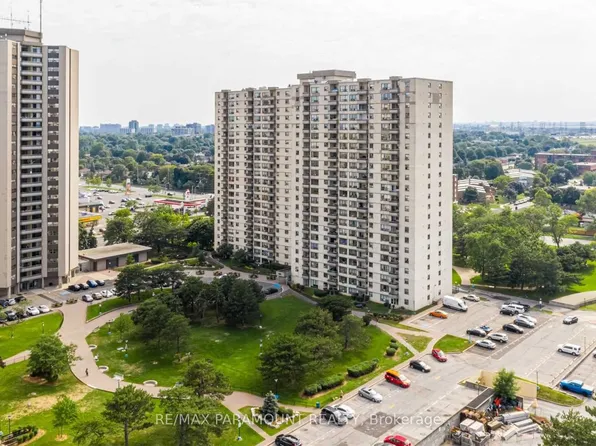 390 Dixon Rd #1813, Toronto, ON M9R 1T4