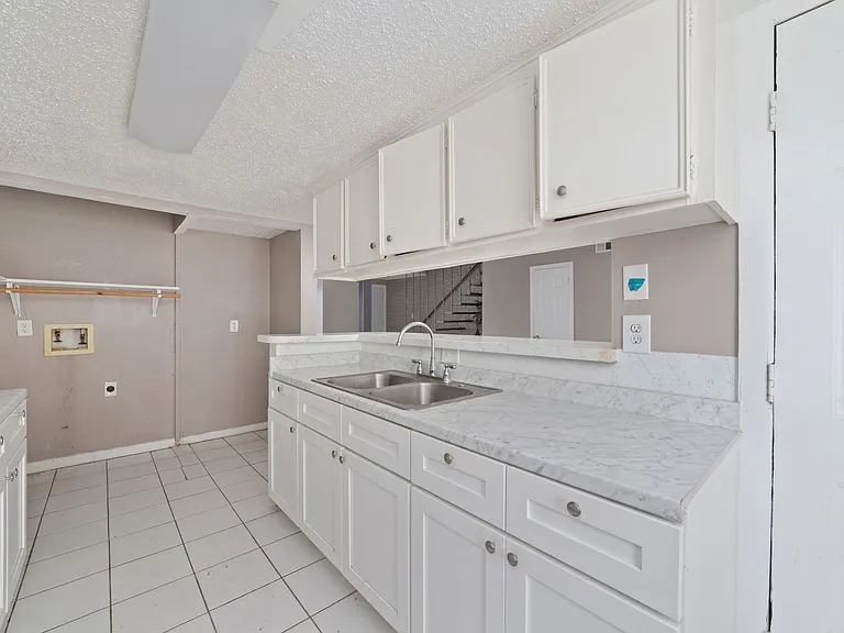 Newly Renovated Apartment In Houston — Photo 25
