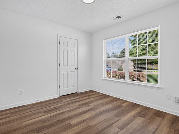 5th image of 20 Kimpton Dr