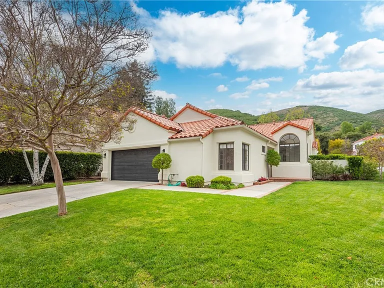 729 Maywood Ct — Photo 1