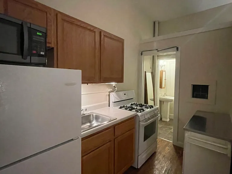 922 W 3rd St — Photo 4
