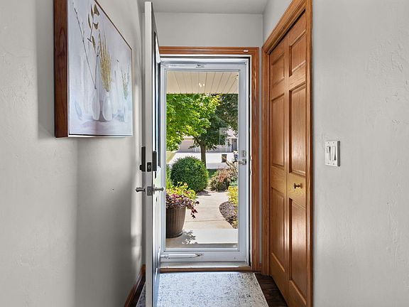 5th image of W7054 Bluebluff Way