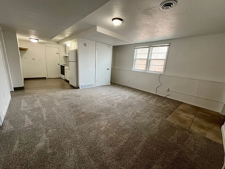 925 W 12th St — Photo 15